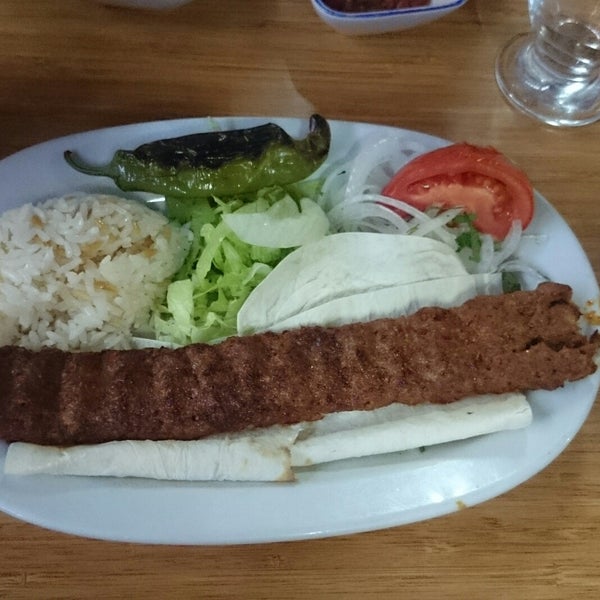Das Foto wurde bei Kebap Diyarı Restaurant von Agjök H. am 9/17/2017 aufgenommen