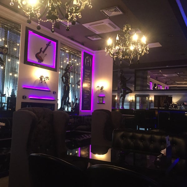 Foto diambil di One 2 One Lounge &amp; Restaurant oleh Fatih T. pada 2/27/2018