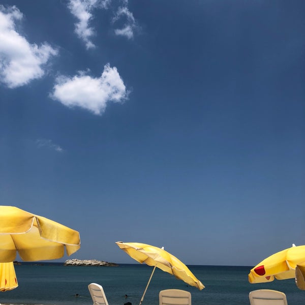 Das Foto wurde bei Mad Sea Beach Hotel von Deniz S. am 7/17/2018 aufgenommen