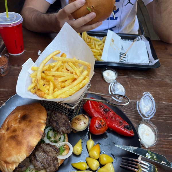 Foto diambil di Ottobros Burger &amp; Cafe oleh Öz G . pada 9/16/2023