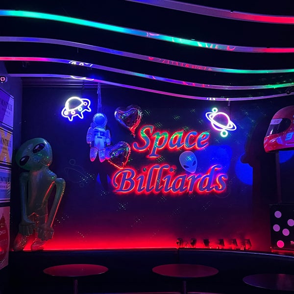 Foto tirada no(a) Space Billiards por Shelley P. em 10/10/2021