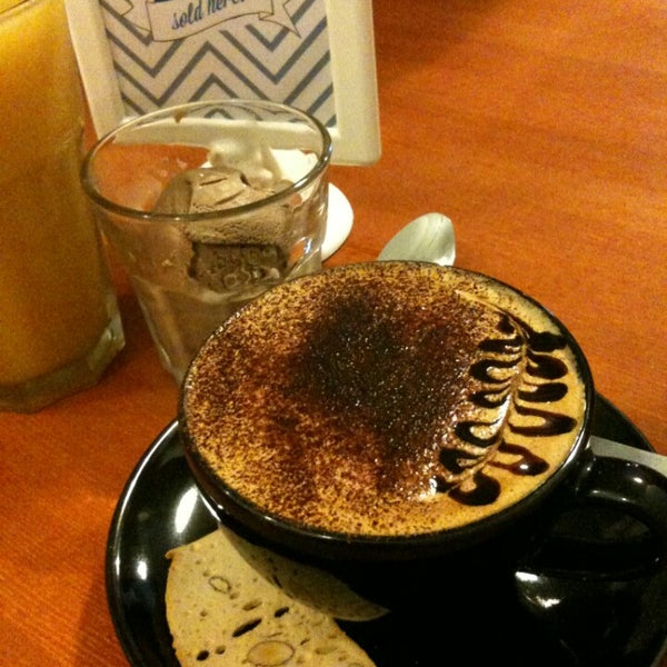 8/31/2013 tarihinde Fiona L.ziyaretçi tarafından CAFFEine;'de çekilen fotoğraf