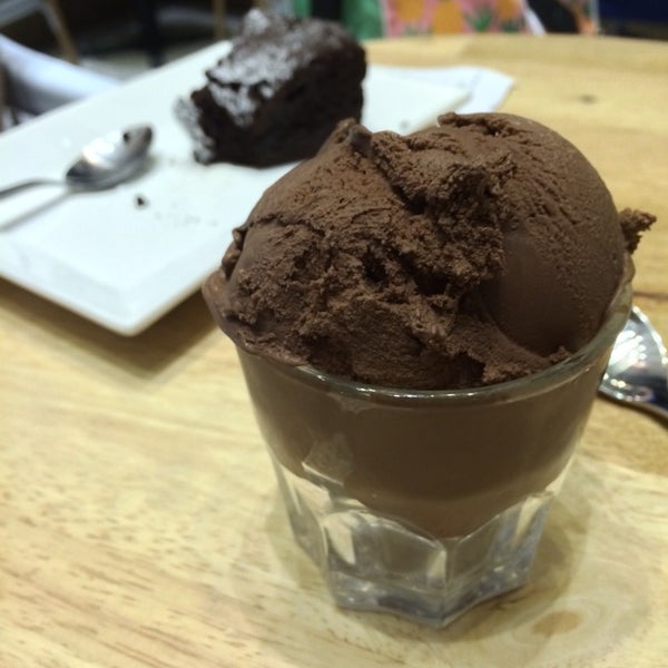 黑 chocolate ice-cream is awfully chocolicious. So delectable! 😋