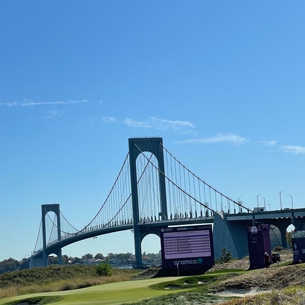 รูปภาพถ่ายที่ Trump Golf Links at Ferry Point โดย Wahab เมื่อ 10/15/2022