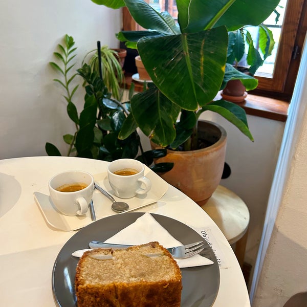 Exquisite coffee! Homemade cakes are so delicious. Staff is quick n friendly. Love it here 🥰