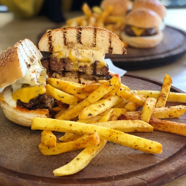 Photo taken at Ora&#39; Steak &amp; Burgers by Zeynep E. on 6/27/2018