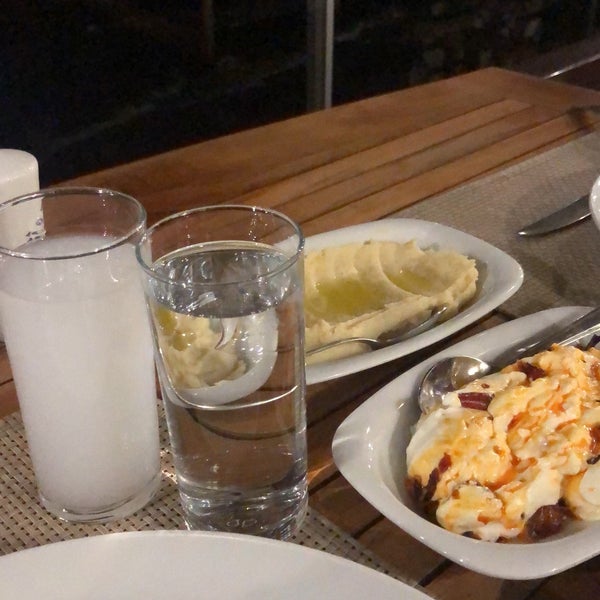 Foto tirada no(a) Hasanaki Balık Restaurant por Safiye Y. em 2/6/2019