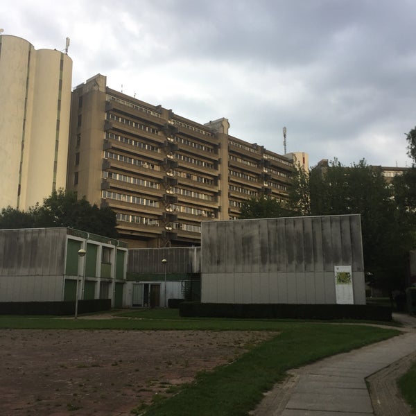 Foto tirada no(a) Vrije Universiteit Brussel - Brussels Humanities, Sciences &amp; Engineering Campus por Sabien v. em 9/23/2017