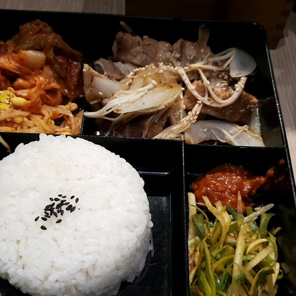 Ресторан где подают. Кафе в японии с унитазами. Модерн туалет ресторан. Ресторан где подают. Креативные идеи подачи блюд.