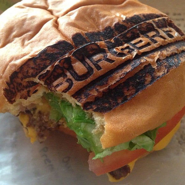 Foto diambil di BurgerFi oleh Jonise pada 5/8/2013