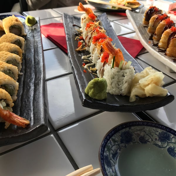 Foto diambil di oishii wok &amp; sushi oleh İrem A. pada 11/8/2016
