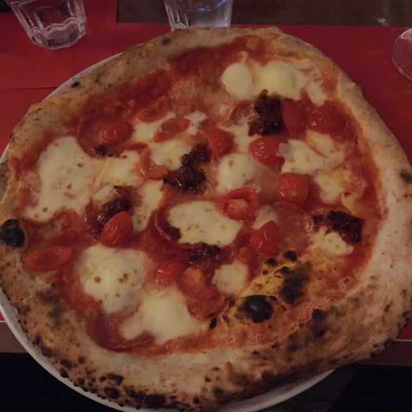 Снимок сделан в Pizzeria O&#39; Vesuvio Napoletana Forno Legna пользователем Tom C. 12/30/2015
