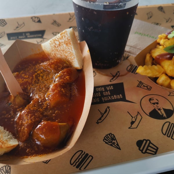Go for the vegan currywurst 😊