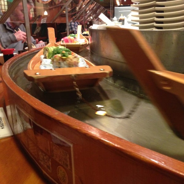 Foto scattata a Sushi Boat da Rob S. il 2/7/2013