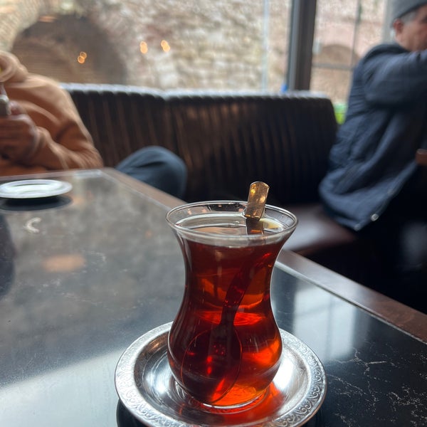 Foto diambil di Siirt Şeref Büryan Kebap Salonu oleh M pada 12/3/2023