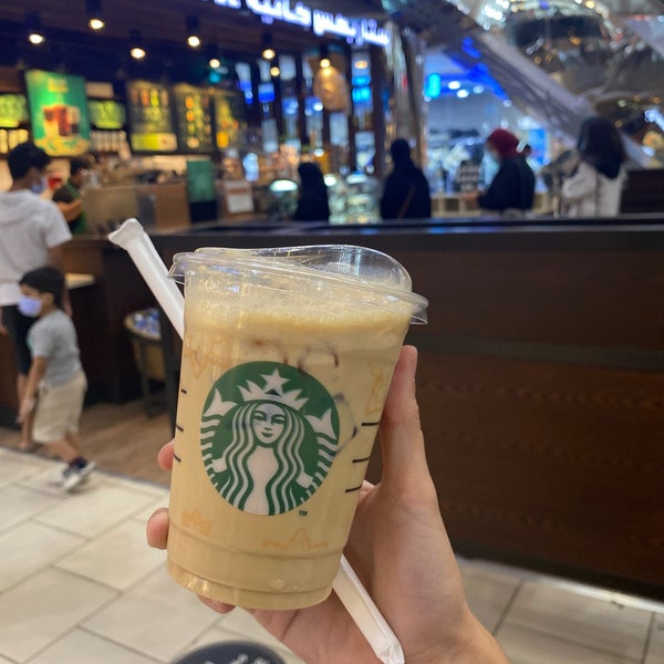 Foto tomada en Starbucks  por Razan el 4/17/2021