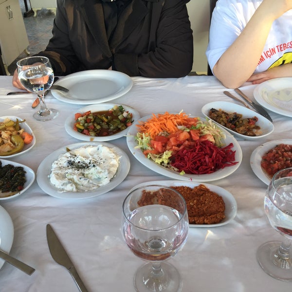 Foto diambil di Kolcuoğlu Restaurant oleh 👊🏽Naim K. pada 4/4/2018