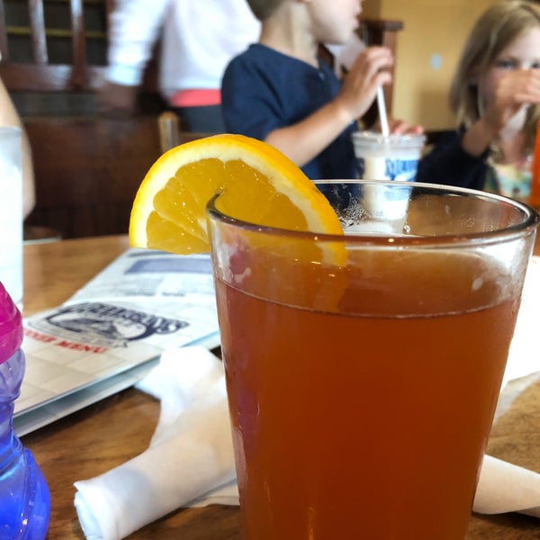 Foto scattata a Mulligan&#39;s Grille in Historic Cottage Row da Cameron N. il 7/24/2018