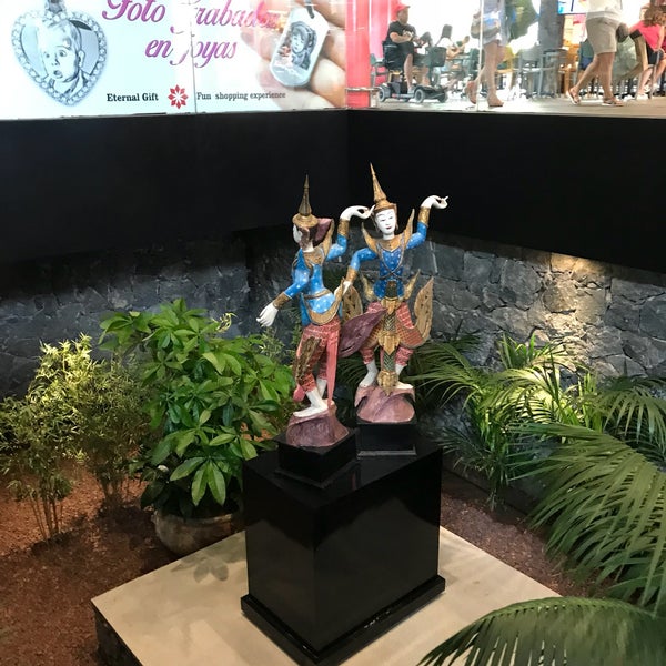 รูปภาพถ่ายที่ Siam Mall โดย David M. เมื่อ 7/9/2018