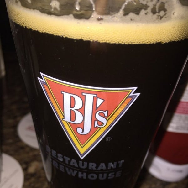 Photo taken at BJ&#39;s Restaurant &amp; Brewhouse by Christine P. on 11/23/2016
