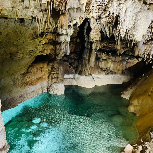 Foto diambil di Natural Bridge Caverns oleh Gunjan K. pada 12/31/2020