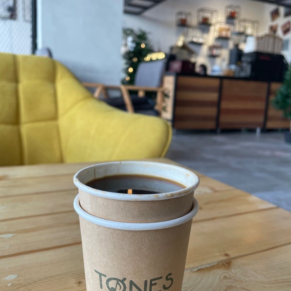 1/28/2022 tarihinde 🕊 ..ziyaretçi tarafından Tones Coffee'de çekilen fotoğraf