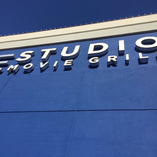 Photo taken at Studio Movie Grill Wheaton by Jay H. on 12/8/2018