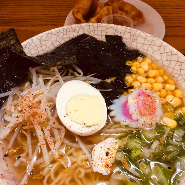 Foto diambil di Tensuke Market &amp; Sushi Cafe oleh Jay H. pada 10/16/2018