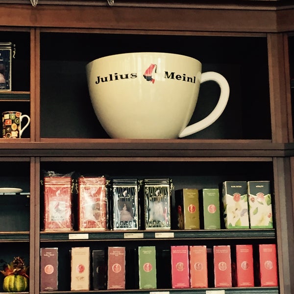 Foto diambil di Julius Meinl Coffee House oleh Jay H. pada 11/6/2017