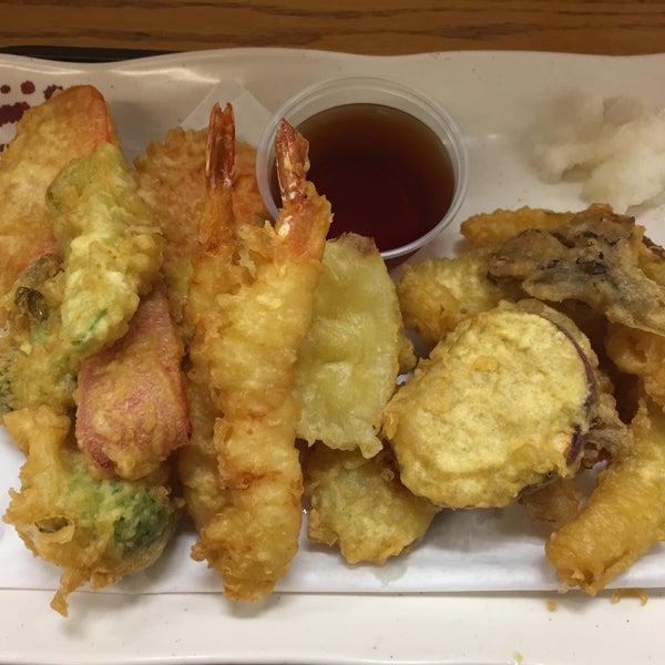 Foto scattata a Tensuke Market &amp; Sushi Cafe da Jay H. il 7/22/2018