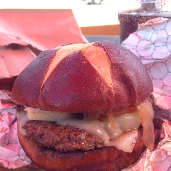 Das Foto wurde bei American Wild Burger von Jay H. am 5/31/2014 aufgenommen