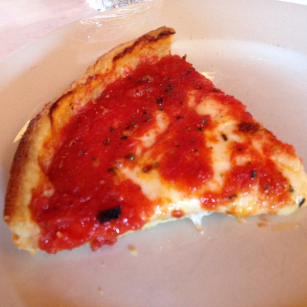 รูปภาพถ่ายที่ Pizano&#39;s Pizza &amp; Pasta โดย Jay H. เมื่อ 8/18/2013