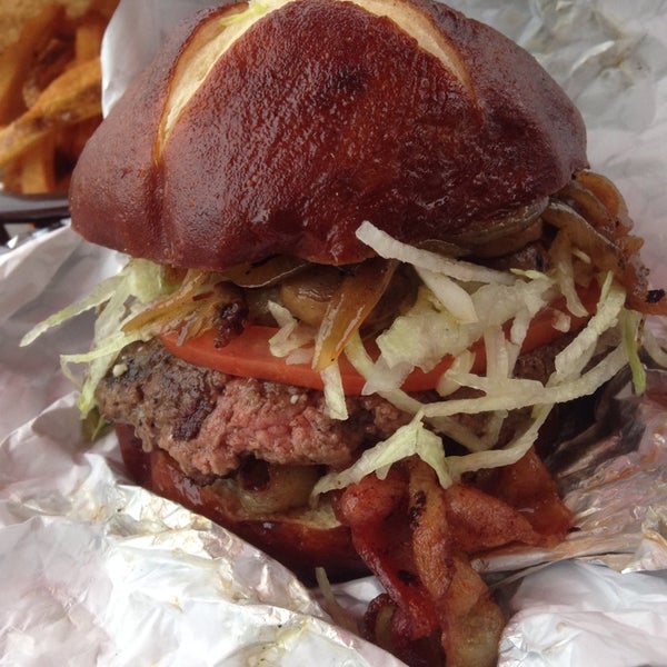 รูปภาพถ่ายที่ American Wild Burger โดย Jay H. เมื่อ 8/11/2014