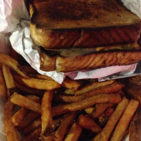 รูปภาพถ่ายที่ American Wild Burger โดย Jay H. เมื่อ 4/19/2014
