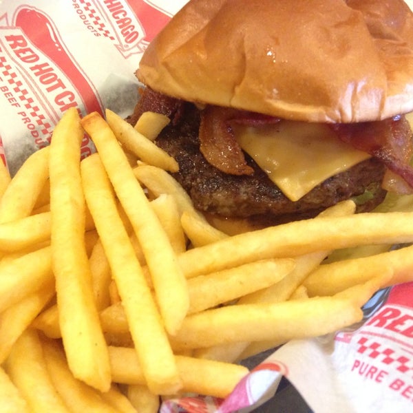 Foto scattata a Burger Baron da Jay H. il 2/22/2014