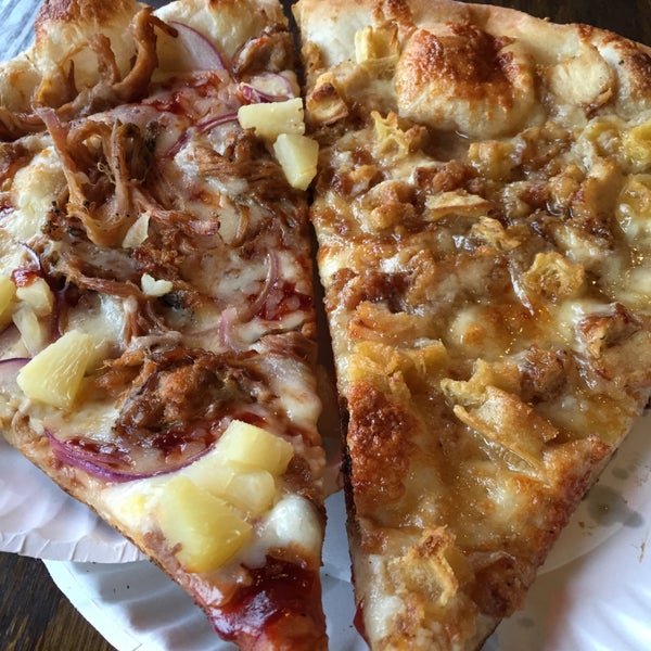 รูปภาพถ่ายที่ Dimo&#39;s Pizza โดย Jay H. เมื่อ 4/12/2015