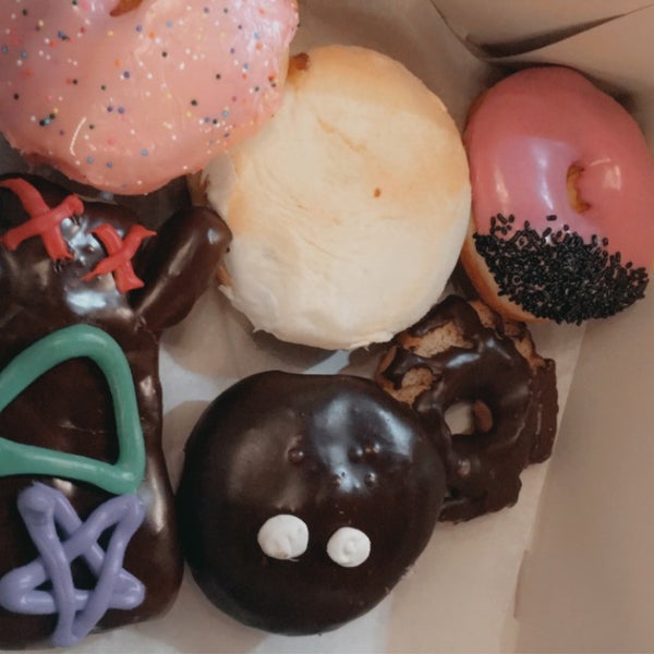 Foto scattata a Voodoo Doughnut da G il 12/31/2020