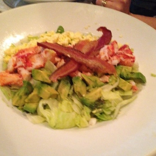 Photo taken at Ruffino&#39;s Restaurant - Steak, Seafood, Italian by Courtenay O. on 10/19/2012