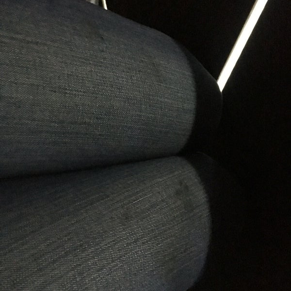 Вот так выглядят мои джинсы после того, как я посидела в хумо за столом😒😒😒