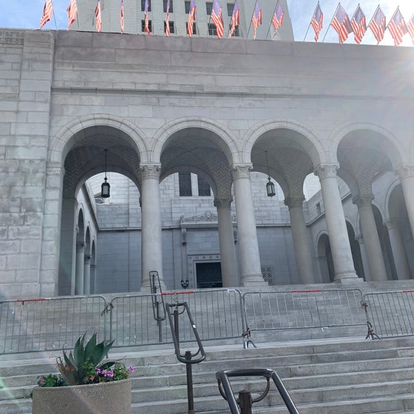 Foto tirada no(a) Los Angeles City Hall por Quynh H. em 12/16/2021