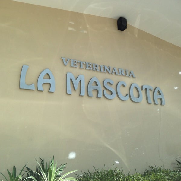 Photo taken at Veterinaria La Mascota by Javier L. on 10/15/2013