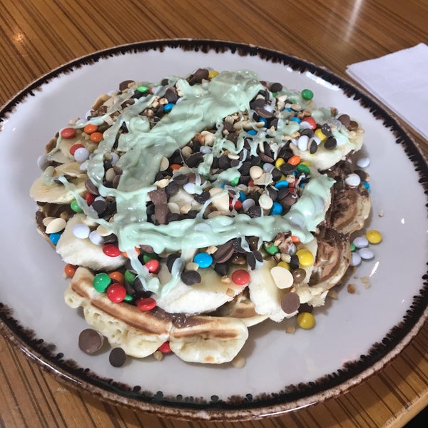 Foto scattata a Waffle House Cafe da Sedef G. il 6/19/2019