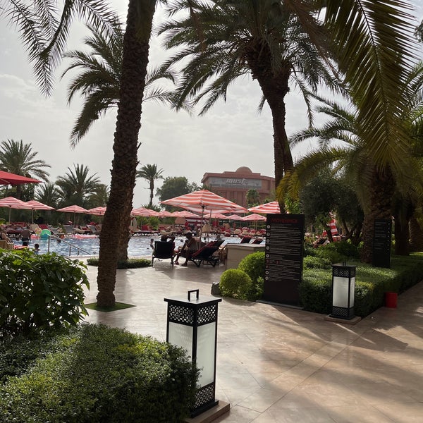 รูปภาพถ่ายที่ Mövenpick Hotel Mansour Eddahbi Marrakech โดย Nothing !!! เมื่อ 8/14/2022