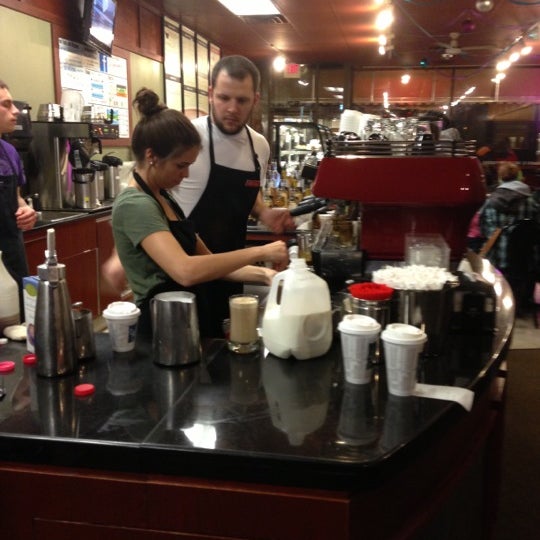Foto diambil di JP&#39;s Coffee &amp; Espresso Bar oleh Kyle S. pada 1/5/2013