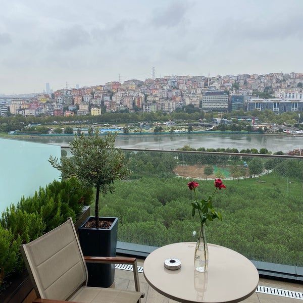 รูปภาพถ่ายที่ Mövenpick Hotel Istanbul Golden Horn โดย AON เมื่อ 8/25/2022