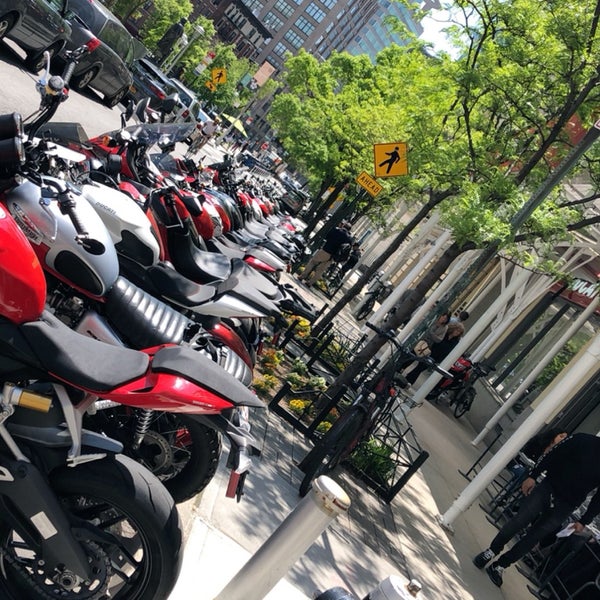 รูปภาพถ่ายที่ Ducati Triumph New York โดย Larry✅ เมื่อ 5/8/2019