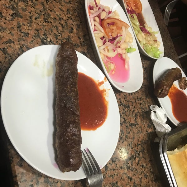 Foto tirada no(a) kol köfte tarihi Sofram Restaurant ( Fethi Baba&#39;nın Yeri) por Ömer K. em 2/27/2018