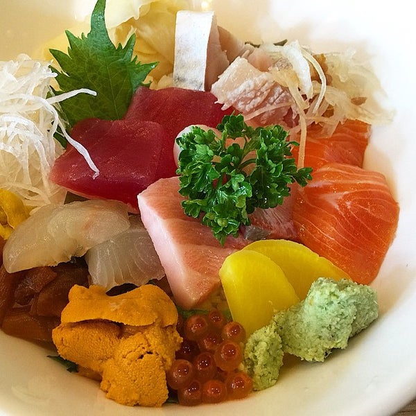 4/9/2015 tarihinde Joey L.ziyaretçi tarafından Toshi Sushi'de çekilen fotoğraf
