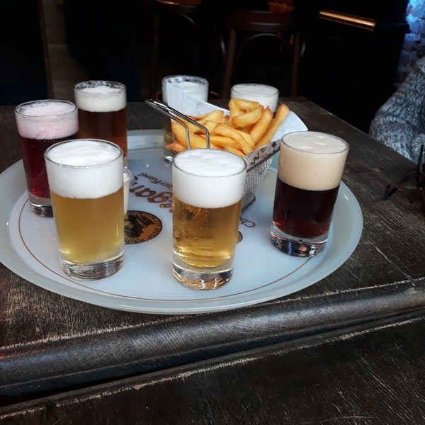 Belgian beer tour custa € 13 e vem com 7 tipos de cerveja e uma porção de batata frita. Ótimo para degustar as cervejas belgas!