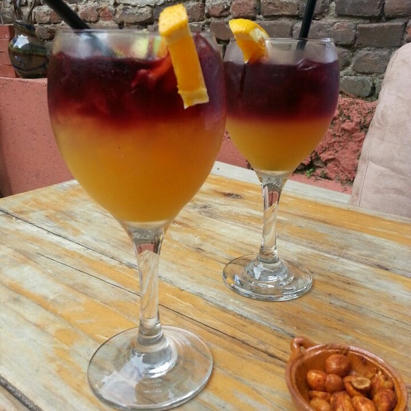 Foto tirada no(a) El Kallejon Wine and Tapas Bar por Eva em 6/24/2013